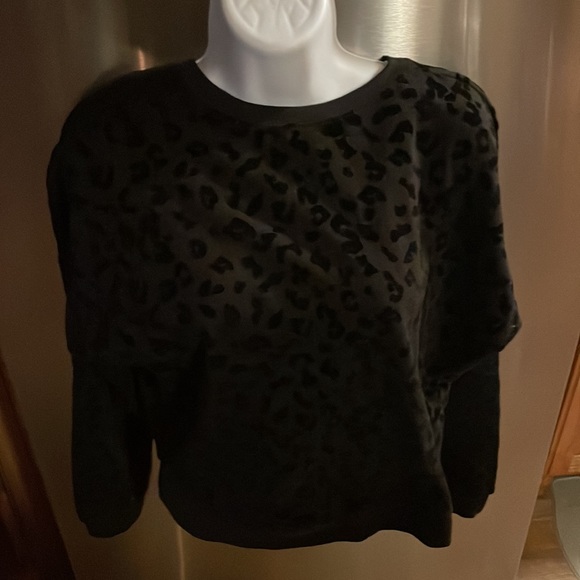 Snow Leopard Sweatshirt 🖤🐆 - Picture 5 of 12